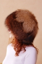 женский головной убор (шапка) из меха лисы крашенной с отделкой
