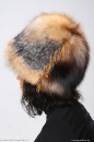  женский головной убор (шапка) из меха крашенной лисы с бахромой вид сзади