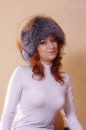  женский головной убор (шапка) из меха обесцвеченной рыжей лисы и лисы серебристо чёрной