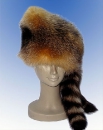 женская шапка из тонированного меха лисы и хвостиками сзади (правая часть выше),головной уборы
