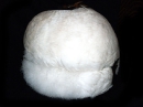 модель белой шапки из птичьего меха чисто белого цвета,головные уборы из выделанных шкур птиц