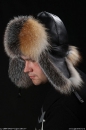 меховая шапка ушанка модель из крашенной рыжей лисы и колпаком из кожи , мужские головные уборы