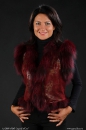 модный женский жилет из кожи и крашенного меха лисы бордового цвета, вид спереди